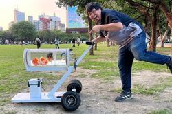 Độc lạ chiếc xe đẩy dành riêng cho cá cảnh 'đi khắp muôn nơi'