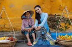 Trước giờ lên đường thi Miss Global, Đoàn Hồng Trang nền nã với tà áo dài tại Hội An