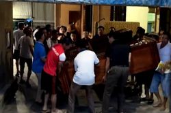 Cặp vợ chồng tháo chạy khi hố sâu hun hút xuất hiện cạnh giường ngủ