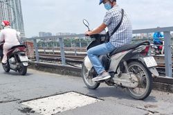 Người dân né 'miếng vá' trên cầu Long Biên