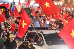 Tản văn cuối tuần: 'Đi bão' - hội cổ vũ bóng đá
