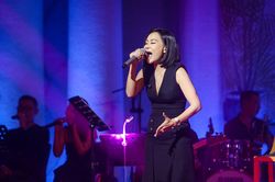 Thu Minh: 'Nữ hoàng sexy' bỗng hiền dịu khi kết hôn với chồng Tây