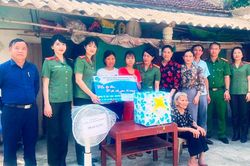 Đỡ đầu trẻ em có gia cảnh khó khăn ở Thanh Hóa