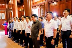 Lãnh đạo Hội Nhà báo Việt Nam dâng hương tưởng niệm Chủ tịch Hồ Chí Minh tại Nghệ An