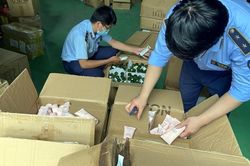 Ngay giữa Sài Gòn, kho hàng Tàu 10 vạn đồ nhập lậu ngang nhiên tung hoành