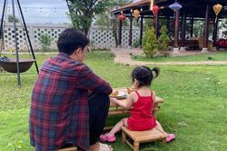 Những ông bố nổi tiếng chăm con khéo trong showbiz Việt