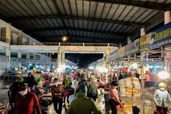 Không khí nhộn nhịp tại cảng cá lớn nhất miền Trung