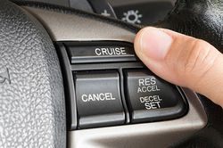 Lắp Cruise Control cho xe ô tô nên hay không?