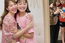 Con gái MC Diệp Chi 11 tuổi trổ mã cao nhất nhà, cùng mẹ chăm tập giữ dáng