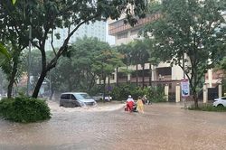 Hà Nội: Nhiều tuyến phố ngập sâu sau trận mưa như trút nước