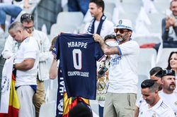 CĐV Real Madrid chế giễu Mbappe