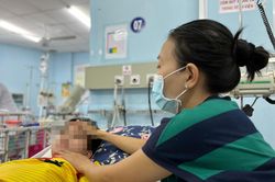 Cha mẹ chủ quan với sốt xuất huyết dễ khiến trẻ chuyển nặng