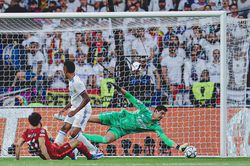 Courtois lập kỷ lục đặc biệt trong ngày Real vô địch, được CĐV tung lên mây xanh