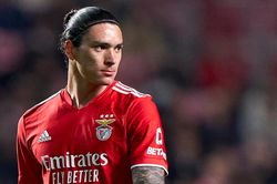 Tin MU 29/5: Ten Hag không từ bỏ De Jong, MU tranh hàng với Liverpool