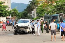 Xe bán tải tông hư hỏng hàng loạt ô tô trong khu đô thị ở Quảng Ninh