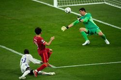 Người hùng Courtois nói gì sau khi lập kỷ lục trong ngày Real vô địch?