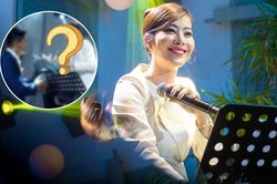 Được trai đẹp lên sân khấu tặng hoa, Nam Em có phản ứng 'khoái khoái' dễ thương hết biết!