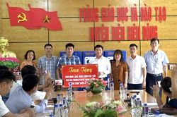 Các trường bán trú huyện Điện Biên Đông nhận bình nóng lạnh