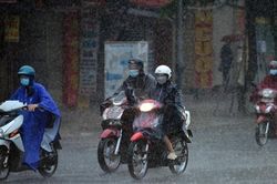 Vùng núi và trung du Bắc Bộ mưa tầm tã, Trung Bộ nắng nóng gia tăng