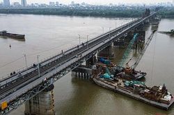 Long Biên - cây cầu trăm tuổi oằn mình nối đôi bờ sông Hồng