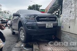 TPHCM: Xe bán tải tông liên hoàn 3 xe máy, 4 người bị thương