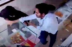 Người phụ nữ mang súng giả đi cướp cửa hàng vàng ở Ấn Độ