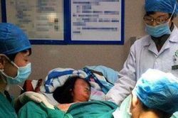 Theo vợ vào phòng sinh, chồng bị đuổi ngay ra ngoài chỉ vì một câu nói