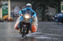 Mưa to còn tiếp diễn tại Hà Nội và vùng núi Bắc Bộ đến ngày 31/5