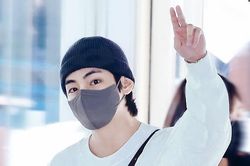 V BTS đeo hoa tai Chanel lạ của Jennie Blackpink khi tới Mỹ