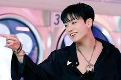 Jungkook BTS 'quẩy' tưng bừng trước khi bay, đúng tin đồn cộng tác