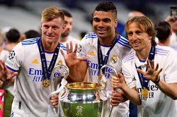 Modric, Kroos và Casemiro bình thản đánh bài trước khi ra sân và vô địch C1