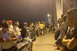 Cô gái 9X bỏ lại xe máy trên cầu, nghi nhảy sông tự tử