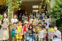 MC Thùy Dương cùng 2 con sinh đôi đi làm từ thiện