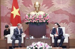 Chủ tịch Quốc hội Vương Đình Huệ tiếp Đại sứ Vương quốc Anh