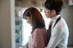 Ra mắt nhà bạn trai bố anh đi vắng, nhưng cô gái hoảng hồn thấy 1 người trong phòng đóng kín