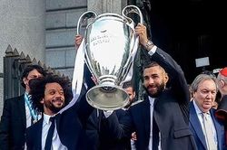 Fan Real châm biếm Mbappe trong lễ diễu hành của Real