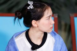 Hòa Minzy xúc động không nói nên lời trước quà sinh nhật đặc biệt từ fan