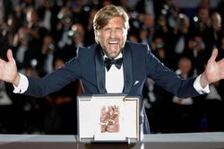 Liên hoan phim Cannes 2022: 'Triangle of Sadness' giành giải Cành cọ vàng