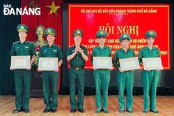 Khen thưởng cán bộ, chiến sĩ tăng cường thực hiện nhiệm vụ phòng, chống dịch bệnh tại biên giới tây nam