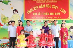 Đồng chí Phó Chủ tịch HĐND tỉnh thăm, tặng quà Trường Mầm non Văn Phong