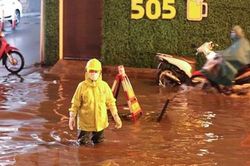 Bộ trưởng Bộ TNMT nói gì khi Hà Nội ngập khắp nơi sau trận mưa lịch sử chiều 29/5?