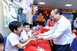 Chủ tịch nước Nguyễn Xuân Phúc tặng quà trẻ em khuyết tật tại Hà Nội dịp 1-6