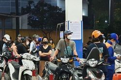 Nửa đêm, người Hà Nội 'rồng rắn' xếp hàng... mua xăng