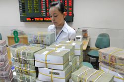 Lãi suất liên ngân hàng xuống thấp nhất từ đầu năm