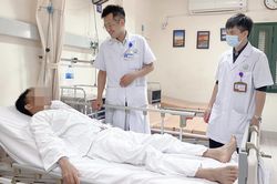 Người đàn ông bị chấn thương tinh hoàn khi đá bóng