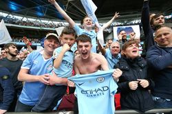 Ngoại hạng Anh: Tranh cãi về 'fan phong trào' của Man City