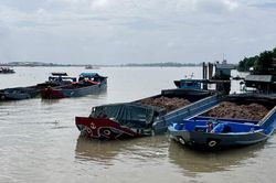 7 sà lan và thuyền vận chuyển đất trái phép