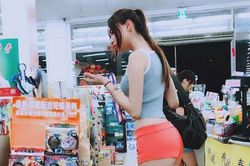 Gu mặc gợi cảm ở nơi công cộng của nhiều bạn trẻ gây tranh cãi
