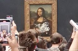 Khách tham quan bảo tàng Louvre ném bánh vào tranh Mona Lisa