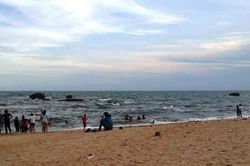 Tàu cá vớt được thi thể nam sinh đuối nước khi tắm biển